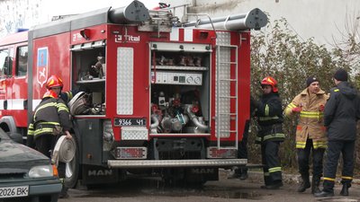 Черкаські рятувальники вчилися гасити пожежу у багатоповерхівці Черкаські рятувальники вчилися гасити пожежу у багатоповерхівці