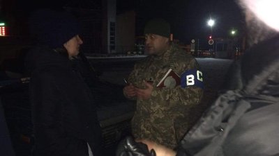 Матір Шумкова і представник військової прокуратури Матір Шумкова і представник військової прокуратури