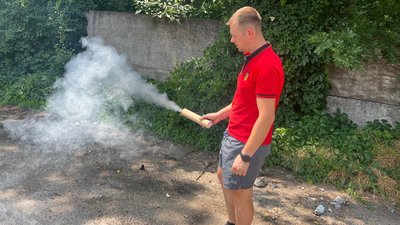 "Щоб закрити очі ворогу". Волонтери Кривого Рогу виготовляють димові шашки для фронту "Щоб закрити очі ворогу". Волонтери Кривого Рогу виготовляють димові шашки для фронту