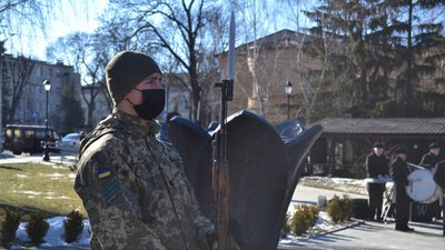 У Житомирі вшанували пам'ять військових, які загинули в Афганістані У Житомирі вшанували пам'ять військових, які загинули в Афганістані