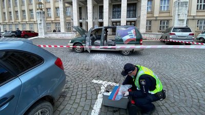 В Ужгороді перед будівлею Закарпатської ОДА палав автомобіль В Ужгороді перед будівлею Закарпатської ОДА палав автомобіль
