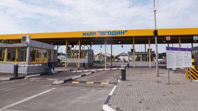 Пропускали "євробляхи": працівниць Волинської митниці судитимуть за хабарі