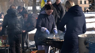 912 оладок менш ніж за годину: у Ріпках на Чернігівщини встановили рекорд України 912 оладок менш ніж за годину: у Ріпках на Чернігівщини встановили рекорд України
