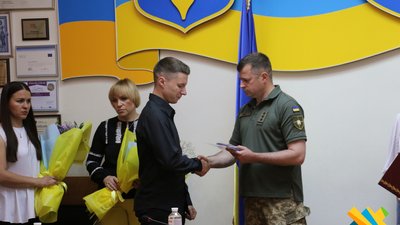 Родиним передали ордени та нагрудні знаки 