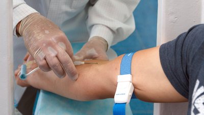 Як стати донором та допомагати людям: про досвід та необхідність розповіли у центрі крові Херсона