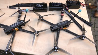 Львівські митці підписали дрони, які передадуть на фронт Львівські митці підписали дрони, які передадуть на фронт