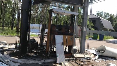 Одна зі зруйнованих автозаправних станцій Одна зі зруйнованих автозаправних станцій