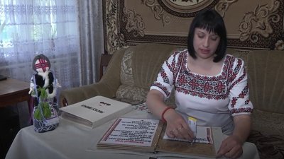 Останній етап – це власне збірка книжечки, наклеювання вишивки на фанеру Останній етап – це власне збірка книжечки, наклеювання вишивки на фанеру