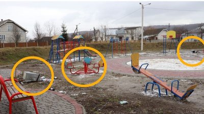 У прикарпатському селі невідомі пошкодили дитячий майданчик У прикарпатському селі невідомі пошкодили дитячий майданчик