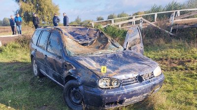 На Рівненщині легковик злетів з мосту у річку. Водій загинув На Рівненщині легковик злетів з мосту у річку. Водій загинув