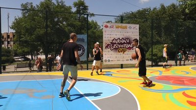 У миколаївському сквері відкрили майданчик для стрітболу