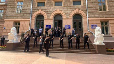 У Чернівецькій ОВА проводили обшуки. Будівлю оточувала поліція