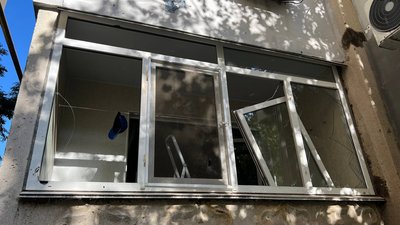 У Миколаєві під’їзд будинку, в який влучила російська ракета, визнали аварійним У Миколаєві під’їзд будинку, в який влучила російська ракета, визнали аварійним