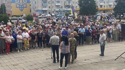 Протестують проти скасування чорнобильських пільг: жителі Овруцької громади зібралися на мітинг Протестують проти скасування чорнобильських пільг: жителі Овруцької громади зібралися на мітинг