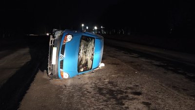 Біля Рівного перекинувся бус. Поліція намагається встановити, хто ним керував