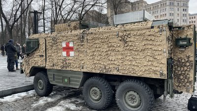 Харківські волонтери передали військовим медикам броньований автомобіль для евакуації поранених Харківські волонтери передали військовим медикам броньований автомобіль для евакуації поранених