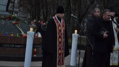 Житомиряни з лампадками та квітами прийшли вшанувати пам'ять жертв голодоморів Житомиряни з лампадками та квітами прийшли вшанувати пам'ять жертв голодоморів