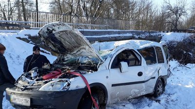 На Житомирщині автомобіль впав з мосту – водійку госпіталізували