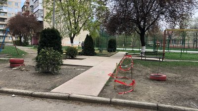 Прибудинкові території прибирали мешканці будинків в Ужгороді Прибудинкові території прибирали мешканці будинків в Ужгороді