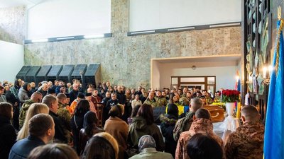 У Тернополі попрощалися з бійцем Віктором Яцуником У Тернополі попрощалися з бійцем Віктором Яцуником
