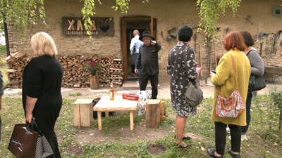 На Рівненщині художник переробив хлів на галерею На Рівненщині художник переробив хлів на галерею