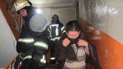 В Одесі горіла багатоповерхівка, 11 людей врятували пожежники В Одесі горіла багатоповерхівка, 11 людей врятували пожежники
