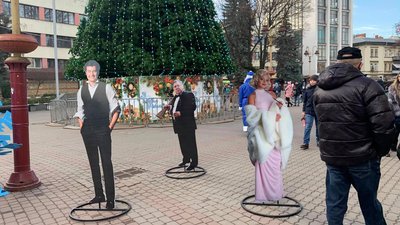 У центрі Франківська встановили фотозону з фігурами відомих людей У центрі Франківська встановили фотозону з фігурами відомих людей