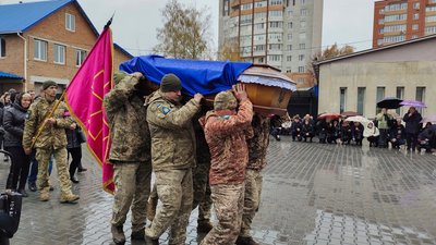 Залишився маленький син: у Хмельницькому попрощалися з воїном Віталієм Холодюком