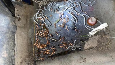 На блокпосту в Житомирі зупинили автівку, в якій були уламки літака та боєприпаси На блокпосту в Житомирі зупинили автівку, в якій були уламки літака та боєприпаси