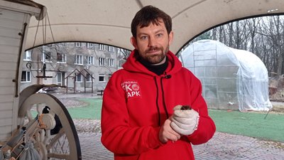 Антон Влащенко під час випуску кажанів в екопарку під Харковом. 28 березня 2023 року. Фото: Лариса Говина/Суспільне Харків Антон Влащенко під час випуску кажанів в екопарку під Харковом. 28 березня 2023 року. Фото: Лариса Говина/Суспільне Харків