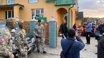 Групу чоловіків, які переправляли нелегалів через кордон, затримали на Закарпатті