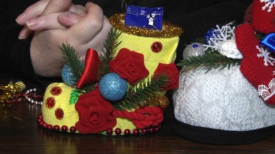 Житомирянка Людмила Лаврентюк створює різдвяні черевички для оформлення подарунків