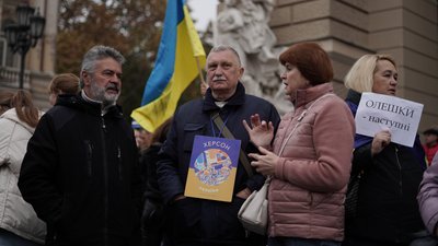В центрі Одеси зібралися херсонці, аби відсвяткувати звільнення міста. ФОТО В центрі Одеси зібралися херсонці, аби відсвяткувати звільнення міста. ФОТО