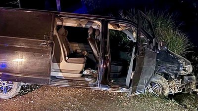 У Берегівському районі авто врізалося у місток: двоє травмованих