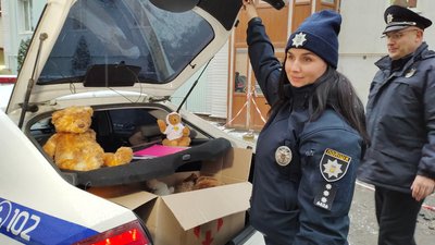 У Хмельницькому поліцейські їздитимуть на виклики із м'якими ведмедиками: що це дасть