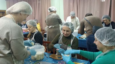 Тонну олів'є приготували та відправили на фронт для воїнів ЗСУ житомирські волонтери Тонну олів'є приготували та відправили на фронт для воїнів ЗСУ житомирські волонтери