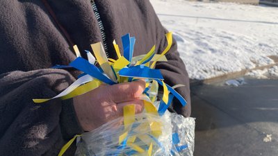 Волонтерка Раїна Шутько зв'язала 105 синьо-жовтих стрічок до 105-ї річниці проголошення Акту злуки УНР і ЗУНР, Харків Волонтерка Раїна Шутько зв'язала 105 синьо-жовтих стрічок до 105-ї річниці проголошення Акту злуки УНР і ЗУНР, Харків