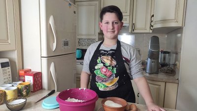 Хлопець з Тернопільщини долучився до кулінарного марафону, щоб зібрати кошти для ЗСУ Хлопець з Тернопільщини долучився до кулінарного марафону, щоб зібрати кошти для ЗСУ