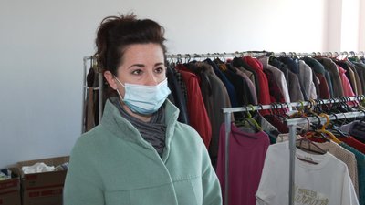 "Вигрібаємо не одяг, а сміття": черкасці скаржаться на якість речей у баку для одягу "Вигрібаємо не одяг, а сміття": черкасці скаржаться на якість речей у баку для одягу