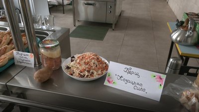 Сушені овочі та тушонка: на Дніпропетровщині роблять “швидкий” борщ для військових Сушені овочі та тушонка: на Дніпропетровщині роблять “швидкий” борщ для військових