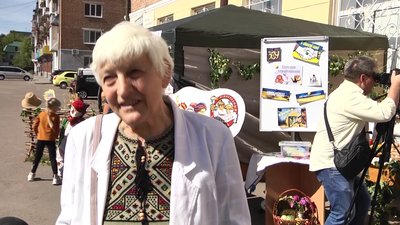 Свято дерунів із благодійною метою: у Коростені фестиваль дерунів провели в іншому форматі Свято дерунів із благодійною метою: у Коростені фестиваль дерунів провели в іншому форматі