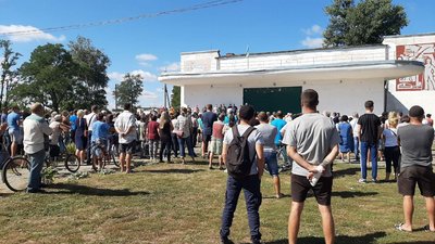 Жителі села на Харківщині вийшли на протест через сутички із ромською спільнотою Жителі села на Харківщині вийшли на протест через сутички із ромською спільнотою