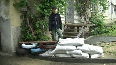Скажіть слово "Паляниця": у луцькому дворі діти облаштували блокпост Скажіть слово "Паляниця": у луцькому дворі діти облаштували блокпост