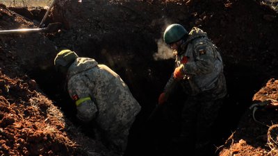 “Готуємо лінію оборони”. Українські бійці стримують наступ росіян біля Бахмута “Готуємо лінію оборони”. Українські бійці стримують наступ росіян біля Бахмута