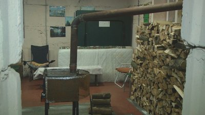 Генератор та піч-буржуйка: в одній з вінницьких багатоповерхівок укриття слугуватиме як пункт обігріву Генератор та піч-буржуйка: в одній з вінницьких багатоповерхівок укриття слугуватиме як пункт обігріву