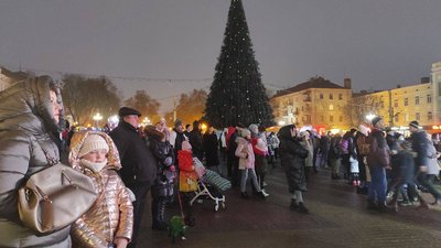 На Театральному майдані запалили головну новорічну ялинку Тернополя На Театральному майдані запалили головну новорічну ялинку Тернополя