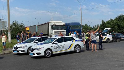 Вантажівки їдуть вулицями Миколаєва, щоб зменшити навантаження на в’їзді в місто