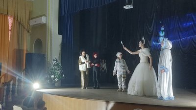 Дітям військових з Сумщини влаштували новорічний концерт та подарунки Дітям військових з Сумщини влаштували новорічний концерт та подарунки