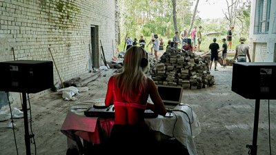 Діджеї, гучна музика і розбір завалів: у Ягідному влаштували рейв-толоку на 200 людей
