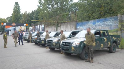 Автомобільне підсилення: черкаські аграрії передали ЗСУ всюдиходи